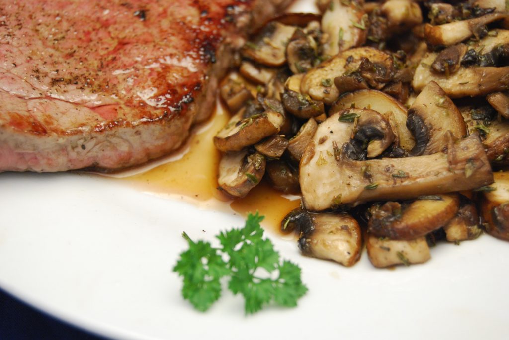 Irish Beefsteak mit Champignon-Gemüse - Nudelheissundhos