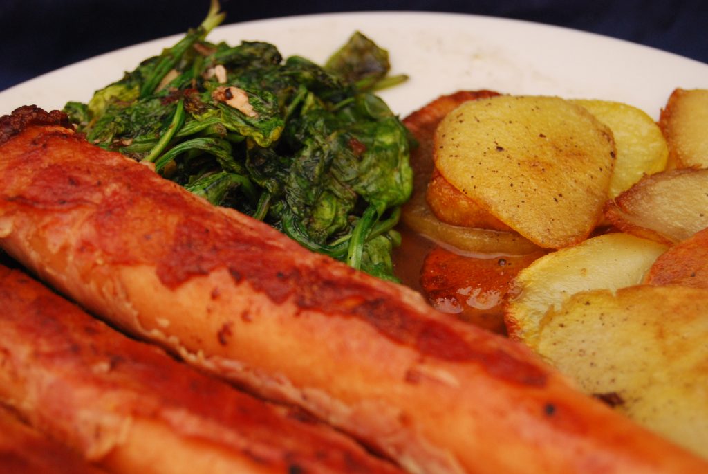 Berner Würstchen mit Bratkartoffeln und Blattspinat - Nudelheissundhos