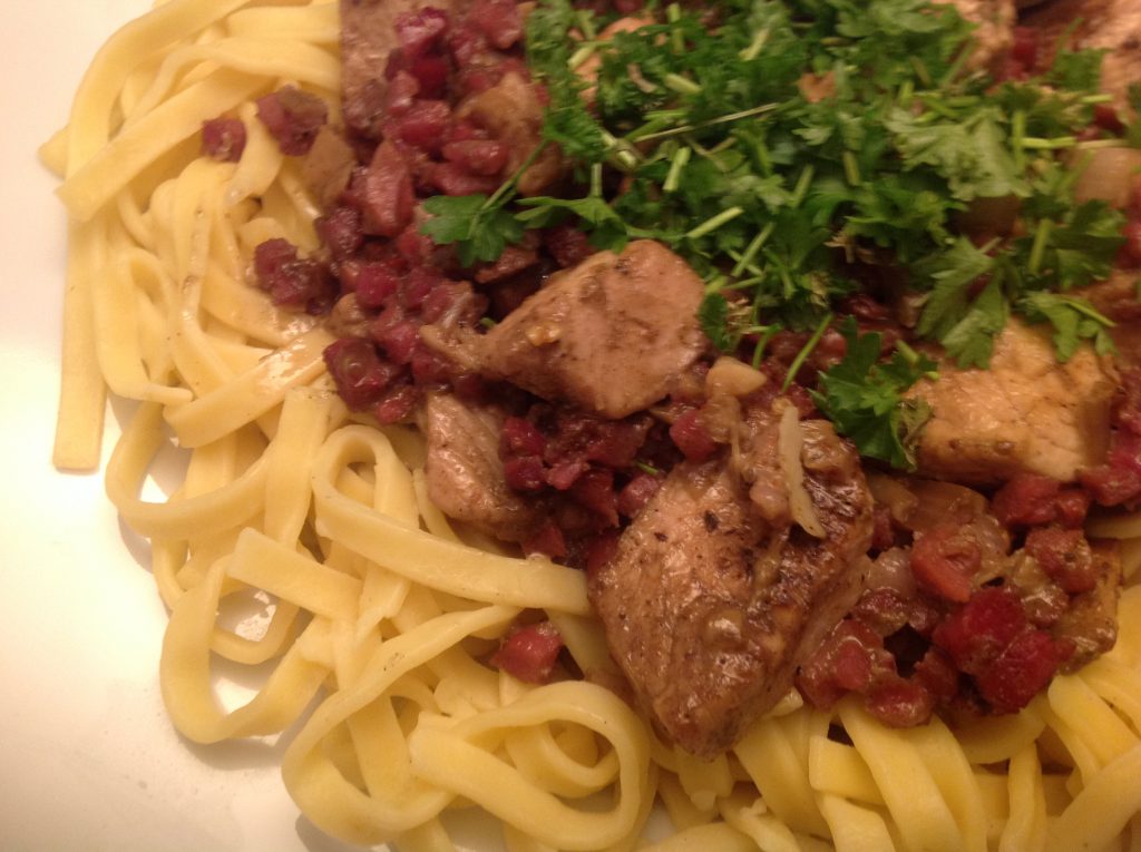 Putengeschnetzeltes in Sahne-Sauce mit Tagliatelle - Nudelheissundhos