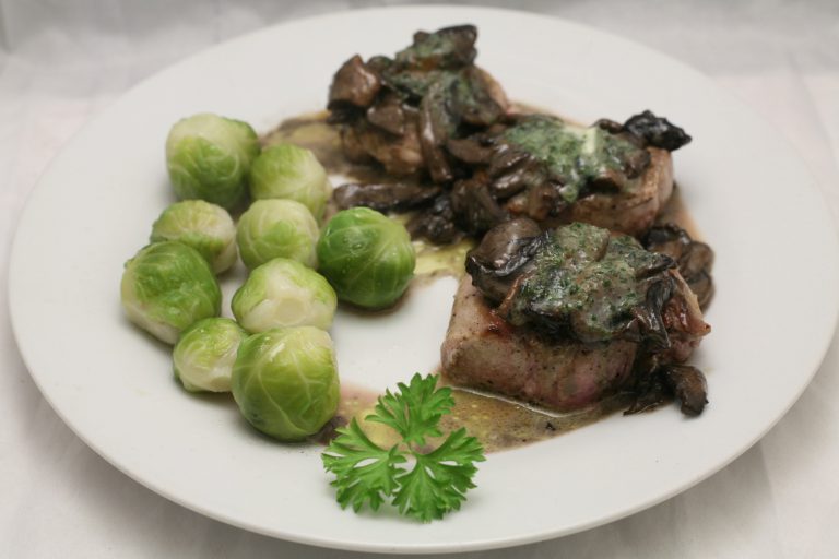 Schweinefilet mit Champignon-Rahm-Sauce und Rosenkohl - Nudelheissundhos