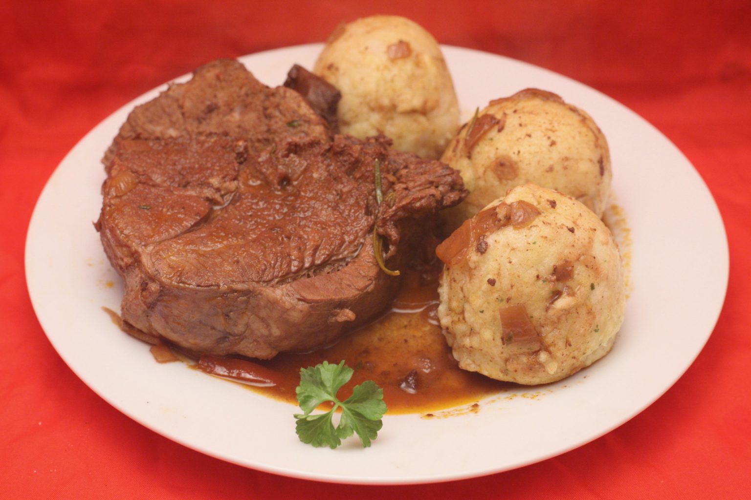 Lammkeule mit Semmelknödel in Rotwein-Sauce - Nudelheissundhos