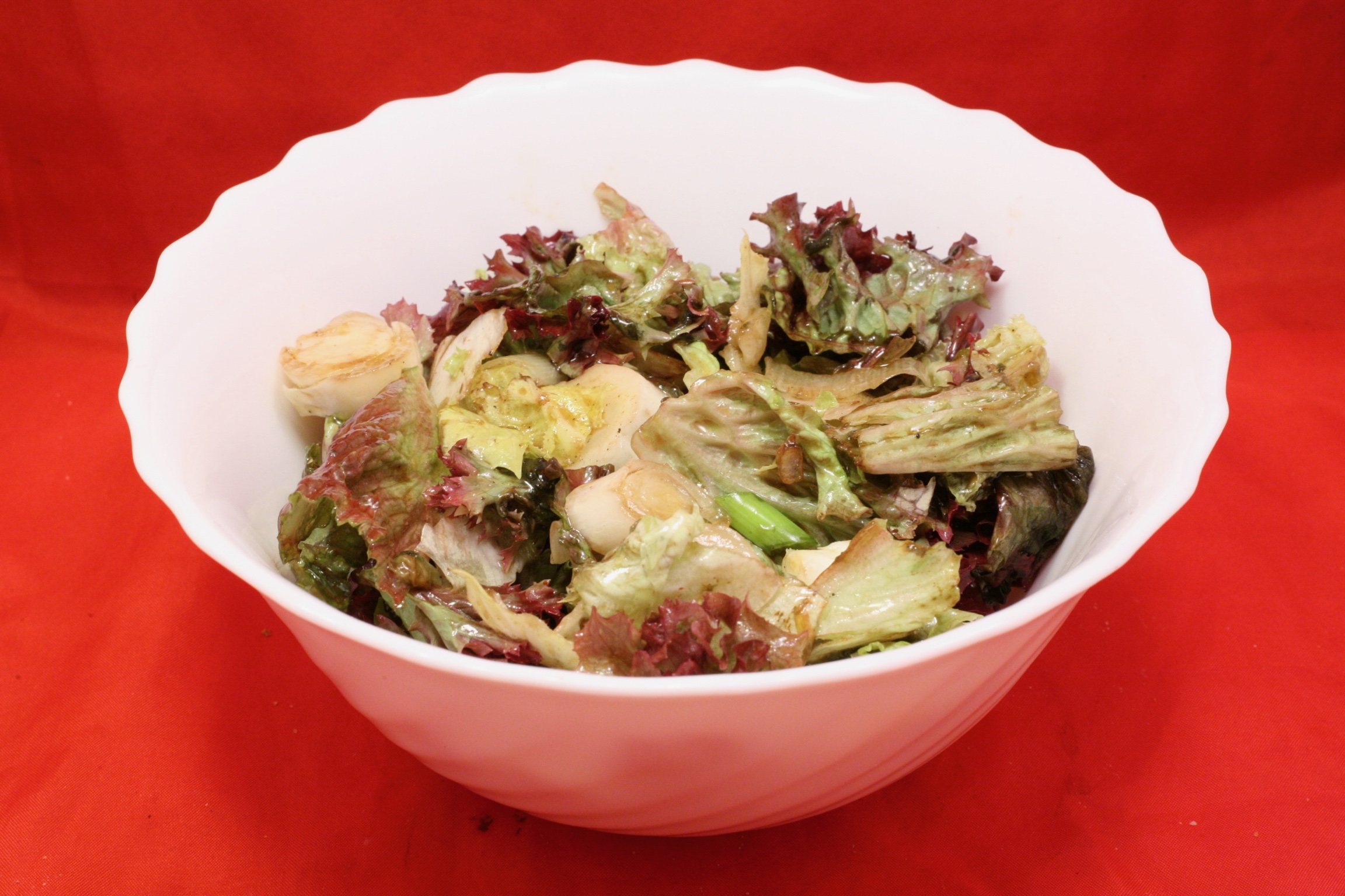 Salat mit Lollo rosso, Chicorée und Lauchzwiebel