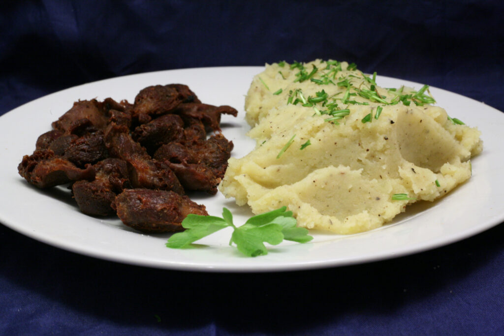 Frittierte Hähnchenmägen mit Kartoffelstampf - Nudelheissundhos