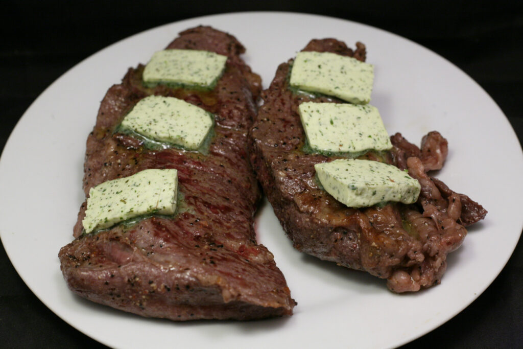 Gegrillte, marinierte Nackensteaks aus der Mikrowelle mit Kräuterbutter ...