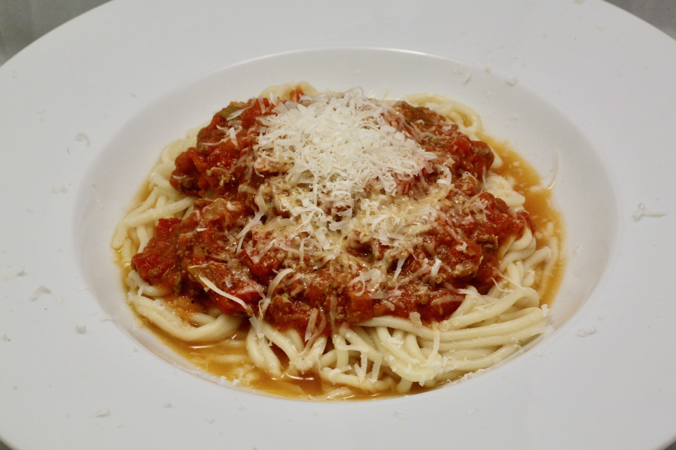 Frische Spaghetti mit Sauce Bolognese mit Dom Perignon