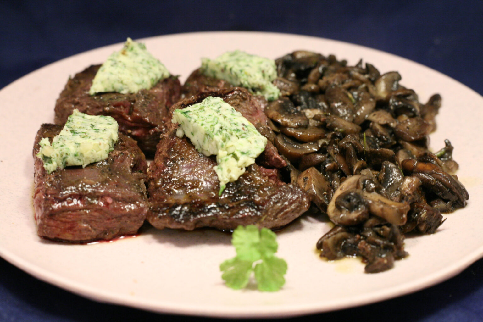 Nierenzapfen mit Kräuterbutter und Champignons-Gemüse - Nudelheissundhos